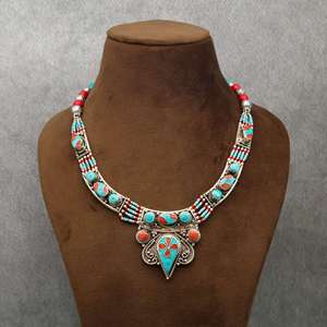 Collar Boho Grueso de Plata con Incrustaciones de Piedras Rojas y Azules, Estilo Vintage Tibetano Geométrico Tribal - Product Image 1