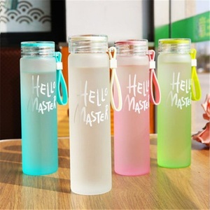 Grosir Logo kustom huruf cangkir air warna-warni buram warna kaca berubah botol minum dengan tutup