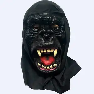 可怕的黑色黑猩猩与牙齿面膜为角色扮演