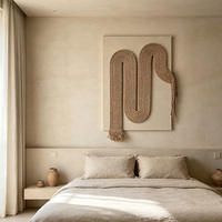 Art en fibre de macramé sculptural à rayures verticales, tissé à la main avec des pompons, pour projets d'intérieur