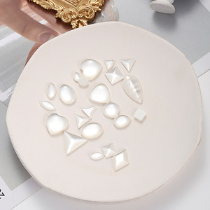 Aplique de Perlas Falsas de Media Pieza, Forma Irregular, Base Plana Blanca, Accesorio para Pinzas de Pelo DIY, Estilo Moderno - Product Image 4