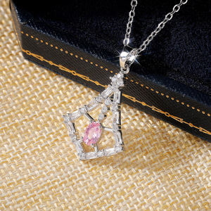Elegante Collana con Ciondolo in Pietra Rosa per Donne, Charm Creativo a Forma di Abito, Catena per Clavicola, Gioiello alla Moda, Regalo - Product Image 3