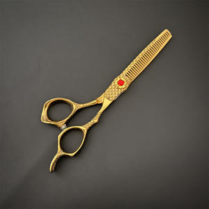 กรรไกรตัดผมสีทอง 6 นิ้ว กรรไกรซอยผมใบมีดมาตรฐาน สำหรับคนถนัดขวา ใช้สำหรับงานเสริมสวย ด้ามจับประดับอัญมณีสีแดง - Product Image 2