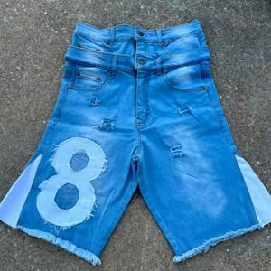 กางเกงยีนส์ขาสั้นผู้ชายแบบถัก ระบายอากาศได้ดี สไตล์วินเทจ ล้างสีแบบแอซิด เอวกลาง ทรงหลวม ขาตรง แต่งขอบรุ่ย ขาดๆ - Product Image 2