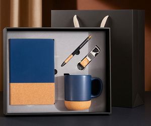 ชุดของขวัญธุรกิจระดับพรีเมียม 4-in-1 พร้อมโลโก้สั่งทำพิเศษ ประกอบด้วยสมุดบันทึก แก้วน้ำ ปากกา และอุปกรณ์เทคโนโลยี - Product Image 3