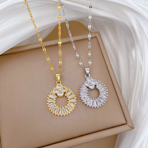 Ensemble collier et boucles d'oreilles en laiton micro-incrusté de zircon, plaqué or 18 carats PVD, avec chaîne en acier inoxydable et pendentif trèfle circulaire - Product Image 6