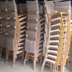 Vente en gros de chaises Chiavari en acier empilables dorées avec coussin - Product Image 6