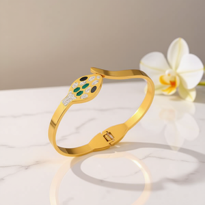 Bracciale a Forma di Serpente Angelina in Acciaio Inossidabile Placcato Oro, Gioiello da Donna alla Moda con Cristalli e Strass, Regalo Trendy - Product Image 2