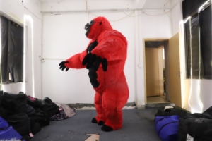 Costume de mascotte de <span class=keywords><strong>gorille</strong></span> rouge en peluche gonflable OEM de 2.6m nouveau personnage de conception pour King Kong inspiré de fête pour les costumes de films télévisés - Product Image 6