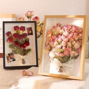 Vente chaude en gros Série Noël Cadre photo moderne en bois creux de 3 cm et 5 cm, cadre photo créatif fait à la main avec des fleurs séchées - Product Image 2