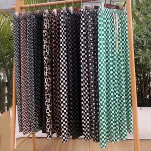 Pantalones casuales a cuadros de primavera y verano para mujer, pantalones de pierna ancha holgados suaves de seda helada, pantalones largos a cuadros para mujer nueva