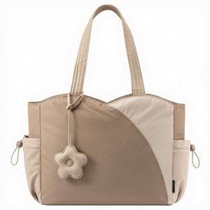 Bolsa grande estilo tote para mujer con estampado de rayas y logo personalizado, ideal para todas las estaciones. - Product Image 2