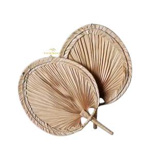 Éventail à main en feuille de palmier écologique, solution de refroidissement naturelle et légère - Product Image 1