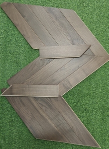 Parquet Chevron Moderne en Gros, Noyer Noir Américain Brillant, <span class=keywords><strong>Plancher</strong></span> en Bois Stratifié Laqué UV pour Chambre et Salle à Manger - Product Image 3