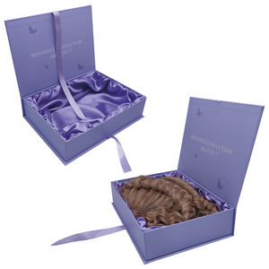 صندوق قابل للطي بإغلاق مغناطيسي مخصص منقوش باللون الوردي مع بطانة من الساتان الحريري وإسفنج داخلي لتغليف وصلات الشعر المعاد تدويرها - Product Image 1