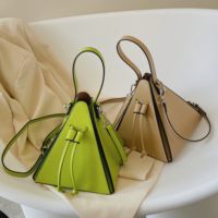Sofort lieferbare Designer-Geometrie-Pyramiden-Damentasche – Dual-Use-Handtasche mit Schulterriemen für den Alltag
