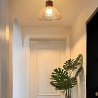 Le lustre de couloir de style mi-saison, l'entrée rétro haut de gamme, la vestiaire et les fleurs au plafond