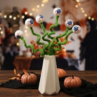 Décoration suspendue fantaisie pour fête d'Halloween, en forme de globe oculaire vert en peluche, avec branche en fil de fer