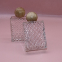 Flacon de parfum en verre gaufré carré de 100 ml avec bouchon rond en bois