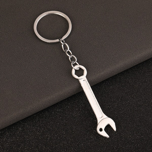 Mini herramienta de utilidades de Metal 3D creativa, llaveros, martillo de simulación, alicates, pala, destornillador, herramientas de combinación, llavero - Product Image 1