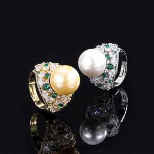 Anillo de Alta Calidad con Baño de Oro sobre Cobre Ecológico, Diseño Floral con Perla y Concha Dorada de 14MM, para Uso Diario Elegante - Product Image 3