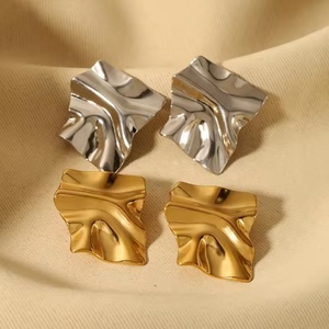 Pendientes de botón asimétricos, geométricos e irregulares de acero inoxidable chapado en oro de 18 quilates, elegantes y de moda, con textura única, para venta al por mayor. - Product Image 2