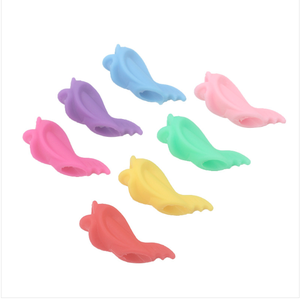 ที่จับดินสอซิลิโคนแบบสองนิ้วสำหรับเด็กหัดเขียน ปรับแต่งสีได้ พกพาสะดวก อุปกรณ์ช่วยแก้ไขการเขียน ของขวัญสำหรับเด็ก - Product Image 3