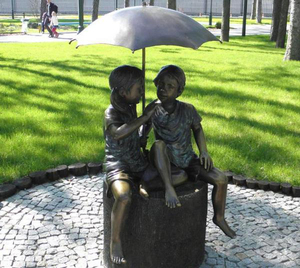 Hermoso diseño Parque decoración tamaño personalizado fuente de agua bronce niño y niña con estatua de paraguas - Product Image 1