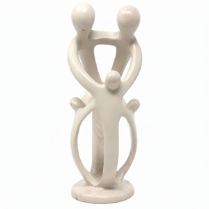 Escultura familiar abstracta de esteatita blanca que muestra figuras entrelazadas en un círculo. Disponible a precios mayoristas - Product Image 1