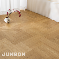 Parquet contemporain en chêne, plancher en bois d'ingénierie pour les intérieurs de salles d'exposition et de halls d'accueil