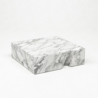 Table basse en marbre unique avec encoche latérale, dalle de marbre massif et lourd, pièce de décoration contemporaine pour salon de villa