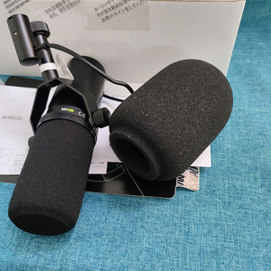 Microphone dynamique filaire SM7DB fourni par l'usine, idéal pour l'enregistrement, la diffusion, le doublage et le chat vocal en jeu - Product Image 3