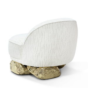 Fauteuil blanc élégant de style moderne avec base incurvée, finition laiton martelé, revêtement en polyester, inspiré du canapé des falaises azoriniennes - Product Image 4