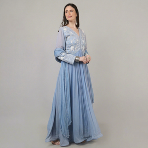 Robe longue de créateur pour femme, couleur ciel, ornée de perles, de sequins et de broderies, idéale pour les occasions spéciales. - Product Image 1