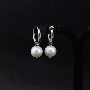 Nouvelles Boucles d'Oreilles Pendante Perle Noire et Blanche au Design Simple et Original, Style Élégant, en Acier Inoxydable, Unisexe, Bijoux en Gros - Product Image 1