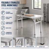 Table de travail pliante industrielle avec surface en acier inoxydable et pieds articulés pour cuisines commerciales, zones d'assemblage, d'emballage et de service