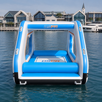Flotteur gonflable cabine couleur personnalisée avec fenêtres latérales ouvertes, auvent solaire intégré et tapis de relaxation rembourré pour les sorties aquatiques familiales estivales en bord de mer