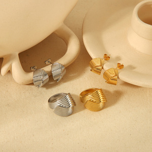 Ensemble de boucles d'oreilles géométriques en acier inoxydable, clous plaqués or 18 carats, bijoux unisexes tendance pour les soirées - Product Image 1