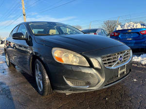 Vente en gros – Volvo S60 T5 4 portes berline automatique 2012 avec régulateur de température, sièges en cuir, écran tactile, radio, toit ouvrant, caméra de recul et feux LED 8 - Product Image 4
