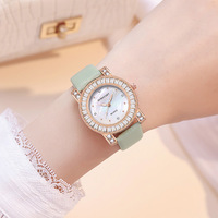 Nouvelle montre pour femme, vente en gros, haute valeur, commerce extérieur transfrontalier, incrustée de diamants, luxe léger, quartz coloré de niche