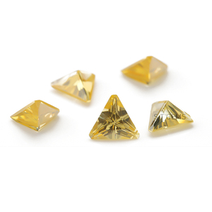 Wuzhou-piedra <span class=keywords><strong>de</strong></span> circonia cúbica personalizada, 7x7mm, Color amarillo dorado, corte triangular, 200 unidades - Product Image 3