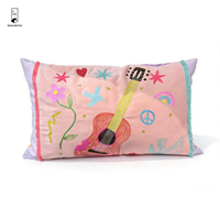 Coussin décoratif en velours rose avec broderie de guitare, signe de paix, franges arc-en-ciel, style hippie, pour canapé