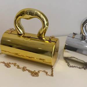 Nuova Borsa Clutch da Sera per Donna <span class=keywords><strong>Moda</strong></span> Casa 2025 - Trendy, a Forma di Barile Dorato, in Vera Pelle, Capacità 1-1.9L, Resistente agli Schizzi - Product Image 1