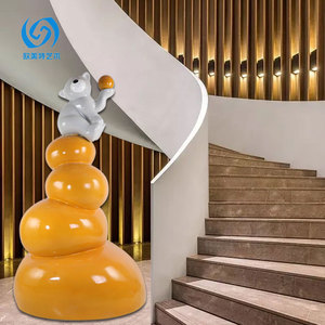 Sculpture d'ours coquin en fibre de verre, design contemporain, à poser au sol, pour salon, entrée ou hall d'exposition - Product Image 1