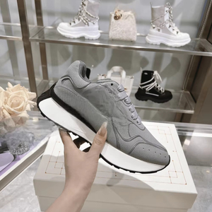 รองเท้ากีฬาแฟชั่นปี 2026 สำหรับผู้ชายและผู้หญิง สไตล์หรูหราเบาๆ แบบเค้กฟองน้ำ พื้นหนา สีเทา ลายพิมพ์ตาข่าย รุ่น Mc Upper Queen Alexander - Product Image 1