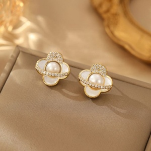 Boucles d'oreilles clous camélia rétro élégantes en cuivre et zircon, taille princesse, tiges argentées, design polyvalent et stylé pour femme, parfaites - Product Image 1