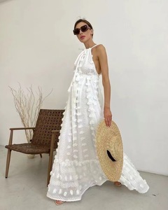 Robe de soirée élégante longue pour femmes, fabriquée par une usine de vêtements, style halter, pour les soirées et les bals - Product Image 3