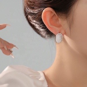 Pendientes de Botón Geométricos de Lujo de Alta Gama en Plata S925 con Incrustaciones de Circonita, Regalo Moderno - Product Image 5
