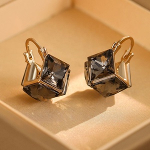 Nouvelles boucles d'oreilles à clous géométriques super scintillantes en cuivre gris plaqué or pour femmes, cadeau haut de gamme, design unique, petite taille, pierre en zircon - Product Image 1