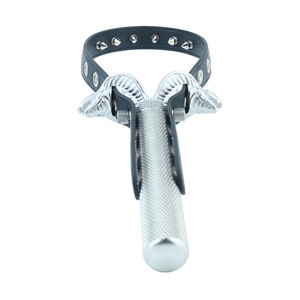 QK-W8192 Masajeador de pecho de cuero PU con mango de cabeza de serpiente metálica y clavos, con cuerda de sujeción, para bondage y juegos previos de pareja - Product Image 3